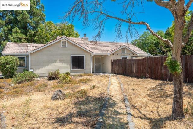 1927 Babbe St, Oakley CA: https://media.crmls.org/mediaz/7aadfffb-3ce5-459a-a3b9-28620ab462a1.jpg
