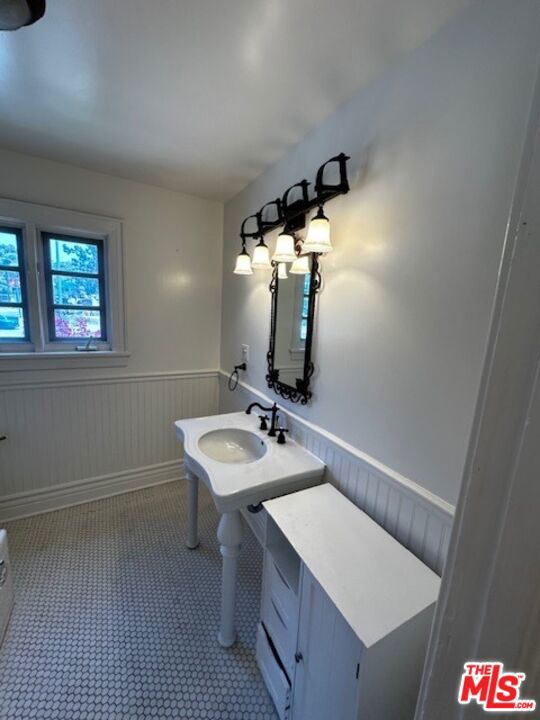 2044 2046 N Highland Avenue, Los Angeles CA: https://media.crmls.org/mediaz/7aaf1853-f2d0-499d-ab39-b1291b6669a7.jpg