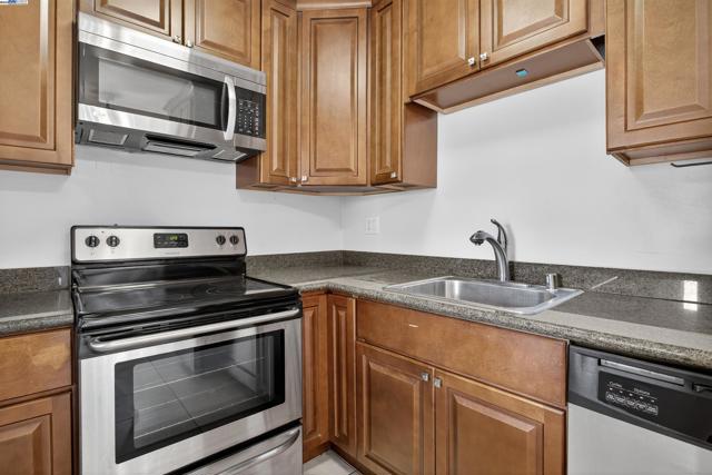 273 MacArthur Blvd, Oakland CA: https://media.crmls.org/mediaz/7aafc670-4b1b-4ea6-b21e-3f921b334ab4.jpg