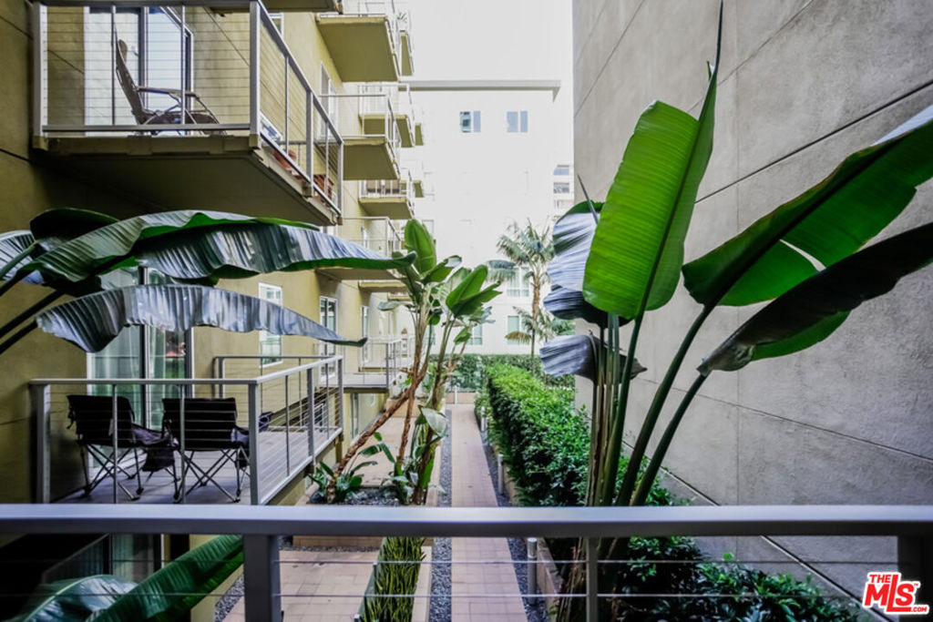 https://media.crmls.org/mediaz/7ab1c598-55bc-4065-a26b-aaa1d5c02c5a.jpg?preset=X-Large