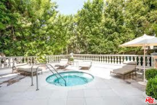 316 N Rossmore Avenue, Los Angeles CA: https://media.crmls.org/mediaz/7ab22a29-3121-4c44-8436-41b2a06c5925.jpg