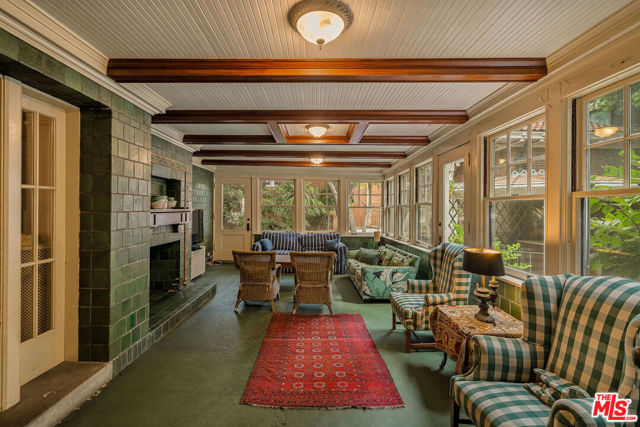 1130 Westchester Place, Los Angeles CA: https://media.crmls.org/mediaz/7ab24975-a4c3-4024-a271-b8d9c624298a.jpg