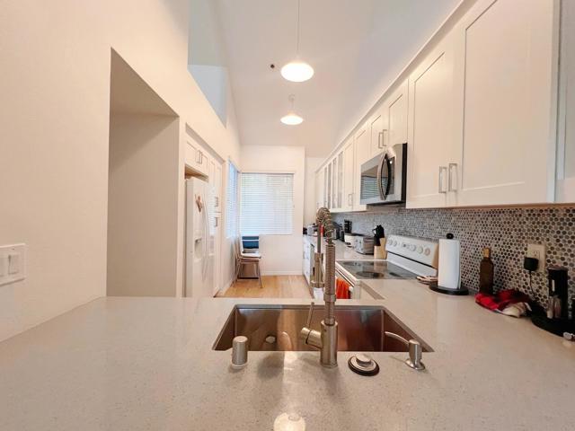 20371 Bluffside Circle, Huntington Beach CA: https://media.crmls.org/mediaz/7ab2baf0-a7c2-41b1-8aa6-02922c09f5cb.jpg