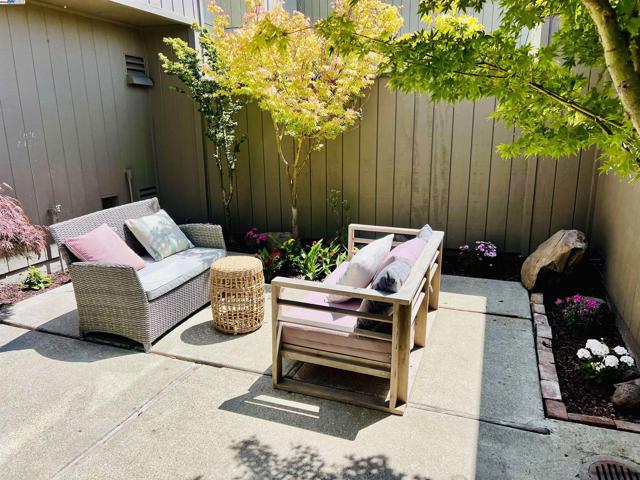 1026 Trellis Ln, Alameda CA: https://media.crmls.org/mediaz/7ab393b0-394f-477c-b41a-6a63a79209bf.jpg