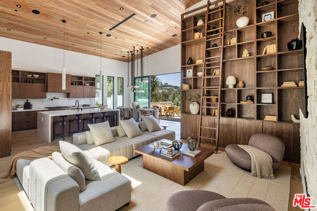 9715 Arby Drive, Beverly Hills CA: https://media.crmls.org/mediaz/7ab3cdb7-2274-446a-9377-b677e9bacbb9.jpg