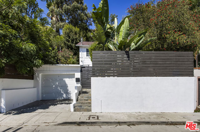 3831 Fernwood Avenue, Los Angeles CA: https://media.crmls.org/mediaz/7ab487bf-4442-47e0-8579-bda2338d473c.jpg