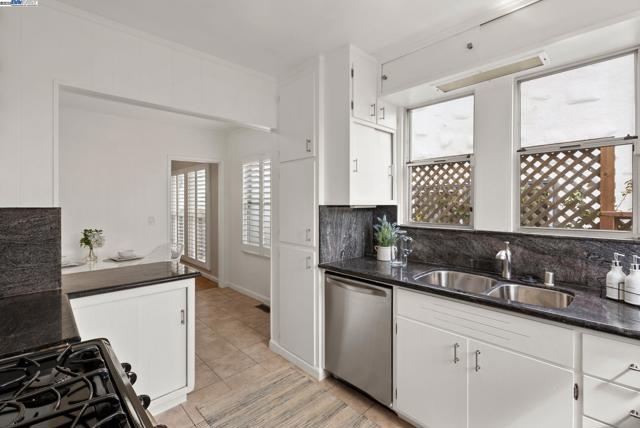 2806 Clay St, Alameda CA: https://media.crmls.org/mediaz/7ab4d902-5eda-4002-aa39-95c339a2ab9c.jpg