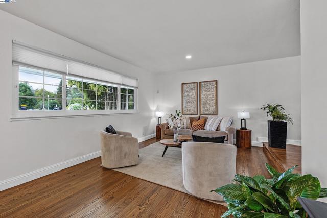 4421 Muirwood Dr, Pleasanton CA: https://media.crmls.org/mediaz/7ab4df50-0e50-4f5c-b6e2-bc4964536c23.jpg