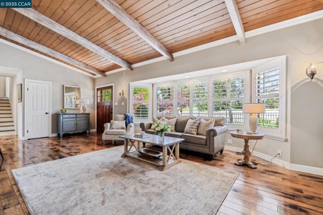 700 Golf Club Way, Pleasant Hill CA: https://media.crmls.org/mediaz/7ab51ad8-8985-4584-8610-d1a4da20f2f3.jpg