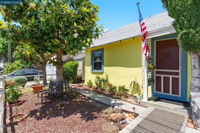 521 C St, Martinez CA: https://media.crmls.org/mediaz/7ab54db9-11c5-4e17-aebd-afe62442d093.jpg