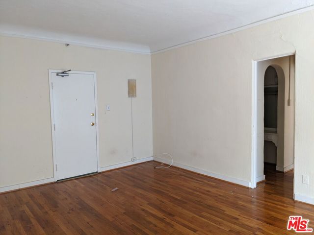 665 S COCHRAN Avenue, Los Angeles CA: https://media.crmls.org/mediaz/7ab5e28c-c253-443b-a58b-7b2c1e4621fa.jpg