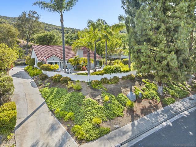2241 Willowbrook St, Escondido CA: https://media.crmls.org/mediaz/7ab6ab15-2d98-4b23-927c-fe2370500576.jpg
