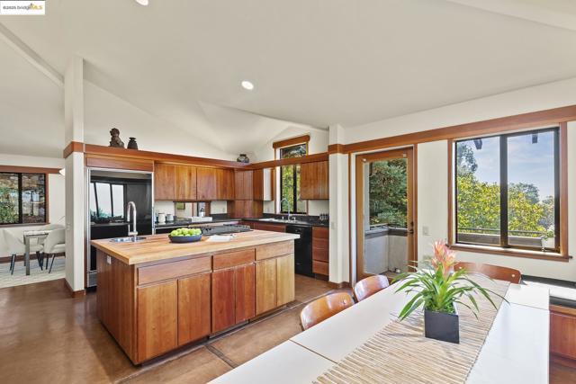 25 Dartmouth Dr, Berkeley CA: https://media.crmls.org/mediaz/7ab6cf78-9391-45e7-b743-9db340cd9e01.jpg