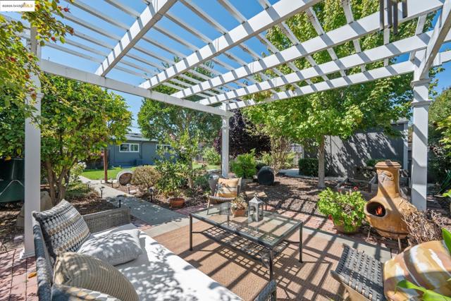 952 Amador St, Richmond CA: https://media.crmls.org/mediaz/7ab71b2c-c51d-4ca0-927b-1647a6b6772d.jpg