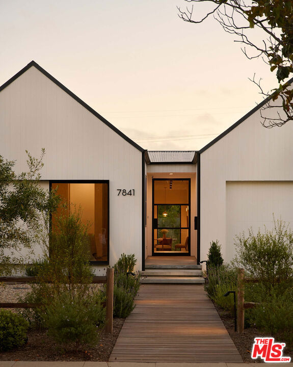 7841 Stewart Avenue, Los Angeles CA: https://media.crmls.org/mediaz/7ab75782-ad42-45b4-9f51-0fd3d24b6c2d.jpg