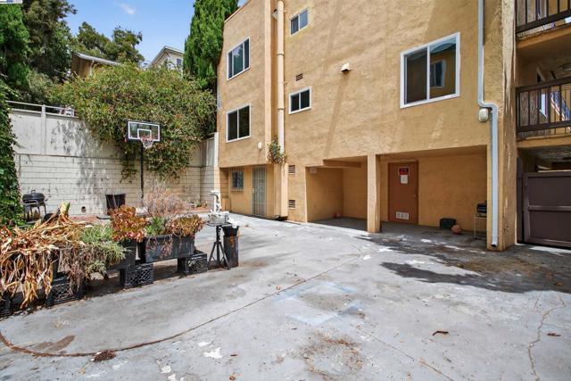 273 MacArthur Blvd, Oakland CA: https://media.crmls.org/mediaz/7ab8ff3b-72a5-4330-8ef6-57df596ae1c8.jpg