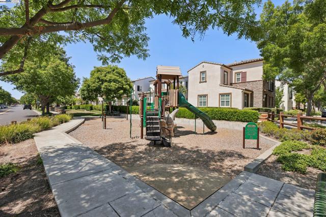 5010 Barrenstar Way, San Ramon CA: https://media.crmls.org/mediaz/7aba8a68-5216-4d7e-a6f3-636b39018a76.jpg