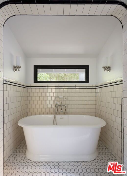 5692 Holly Oak Drive, Los Angeles CA: https://media.crmls.org/mediaz/7abb75dc-a2df-4de1-b917-fb9f9e4cda11.jpg