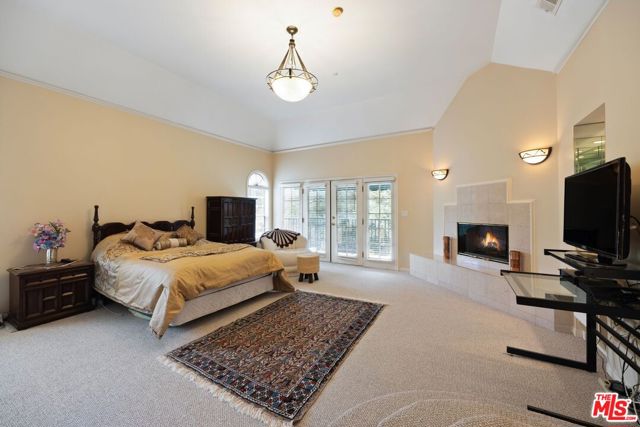 2431 Benedict Canyon Drive, Beverly Hills CA: https://media.crmls.org/mediaz/7abc9011-c593-45c9-804b-704b136b541a.jpg