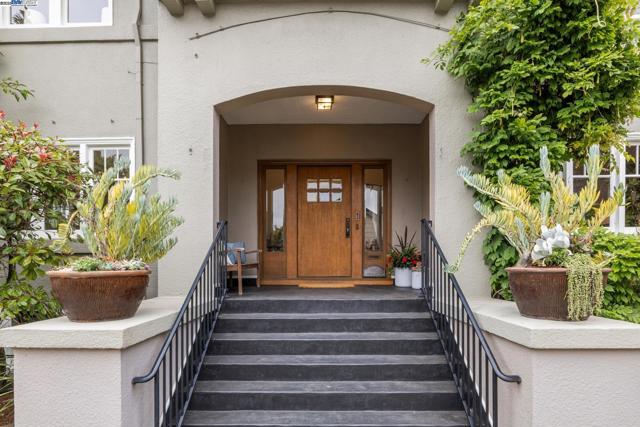 6040 LAWTON AVENUE, Oakland CA: https://media.crmls.org/mediaz/7abd07fa-a576-40c6-9ba4-177b9505a64d.jpg