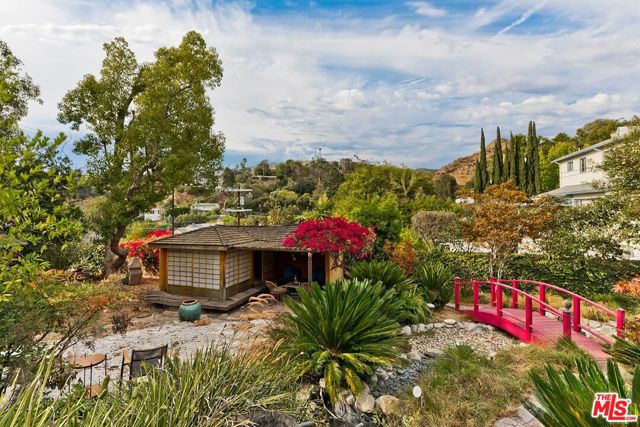 2541 Park Oak Drive, Los Angeles CA: https://media.crmls.org/mediaz/7abd8e08-51ac-41a3-bba9-9dcbdba29c13.jpg