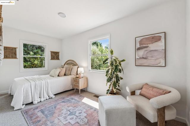3176 Jordan Rd, Oakland CA: https://media.crmls.org/mediaz/7abda4a8-4651-422b-bea5-348d73407eef.jpg