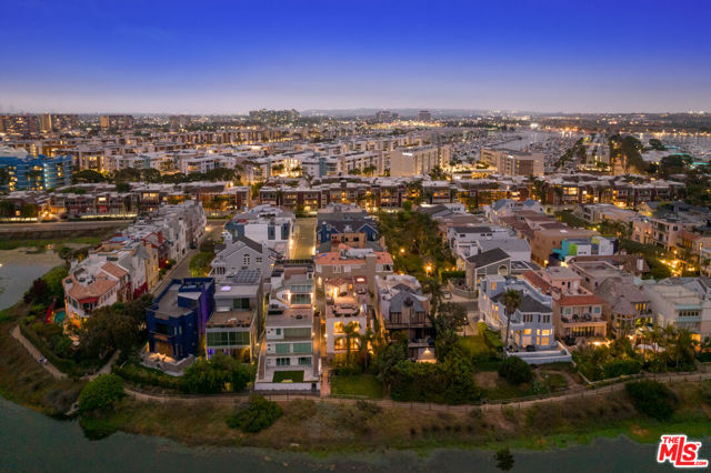 4115 Roma Court, Marina del Rey CA: https://media.crmls.org/mediaz/7abdd572-fd54-4e2c-93cd-ba2c1b5e613d.jpg