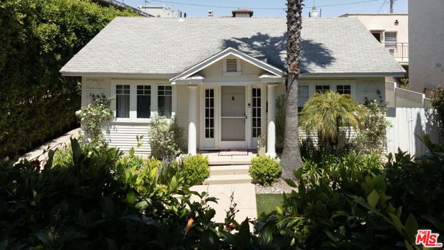 1047 9th Street, Santa Monica CA: https://media.crmls.org/mediaz/7abf2c79-86b9-4bec-be91-8a3ed9a186f3.jpg