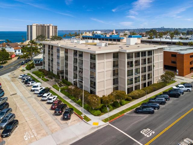 7811 Eads Ave, La Jolla CA: https://media.crmls.org/mediaz/7abfd2a7-d16b-446a-959d-37fe483eb586.jpg