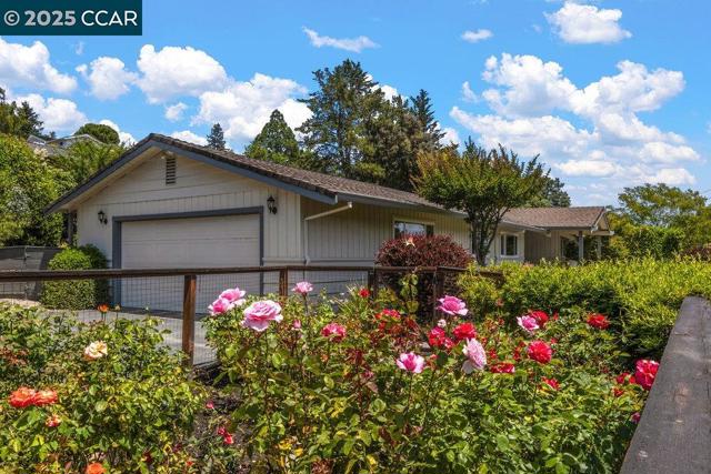 1 Aspinwall Ct, Orinda CA: https://media.crmls.org/mediaz/7ac0505c-f1c0-4845-898d-1a524e43de11.jpg