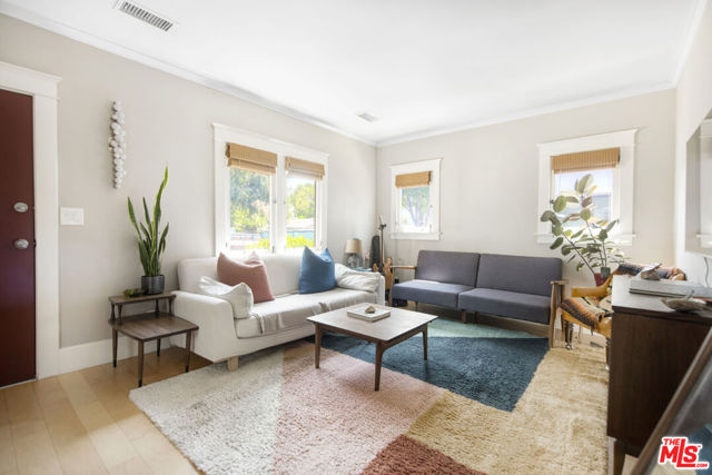 4989 Vincent Avenue, Los Angeles CA: https://media.crmls.org/mediaz/7ac052cb-25bd-4109-b93f-f9a386ed6060.jpg