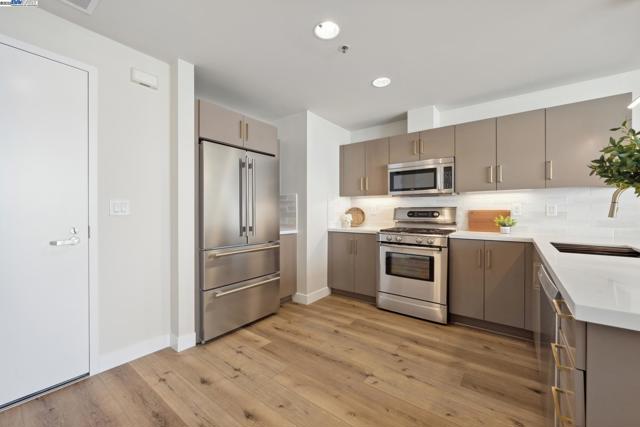 222 Broadway, Oakland CA: https://media.crmls.org/mediaz/7ac09352-0d20-4a79-938f-ce70d3d410af.jpg