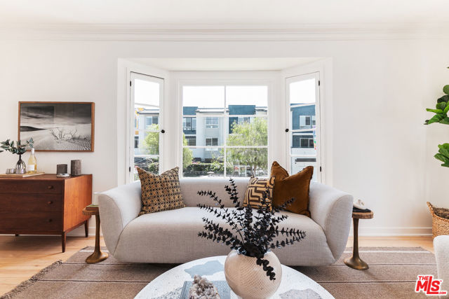 515 1/2 Rose Avenue, Venice CA: https://media.crmls.org/mediaz/7ac1e979-6e7a-4ffb-8006-6ddbb2fe320c.jpg