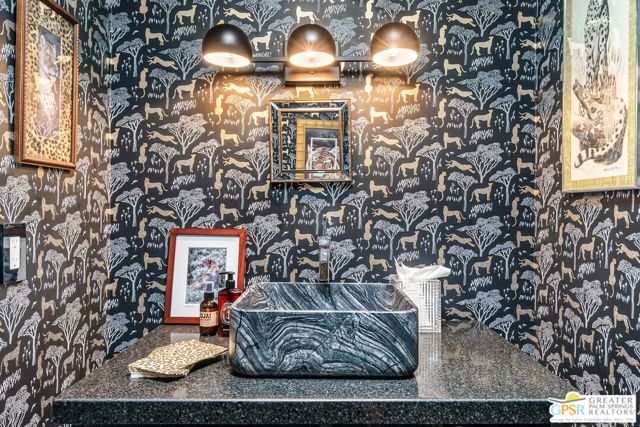 1404 E Sierra Way, Palm Springs CA: https://media.crmls.org/mediaz/7ac23894-e771-4a6c-bb10-fb649b14b232.jpg