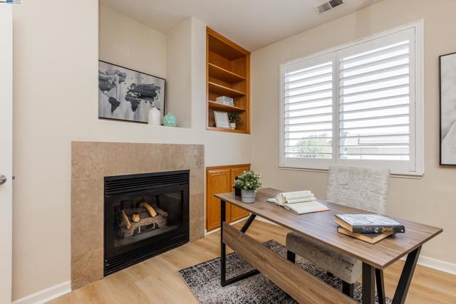 261 Kelley Mist Ct, Tracy CA: https://media.crmls.org/mediaz/7ac280e5-7dec-4d3b-8786-cfc6649927ef.jpg