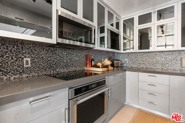 201 Ocean Avenue, Santa Monica CA: https://media.crmls.org/mediaz/7ac33558-7516-4760-b840-480d27a0b987.jpg
