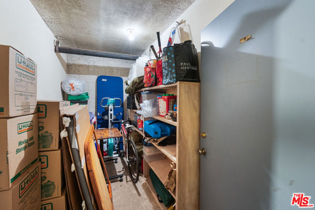 2405 34th Street, Santa Monica CA: https://media.crmls.org/mediaz/7ac34707-295b-4131-819d-7e7c8e1c2e80.jpg