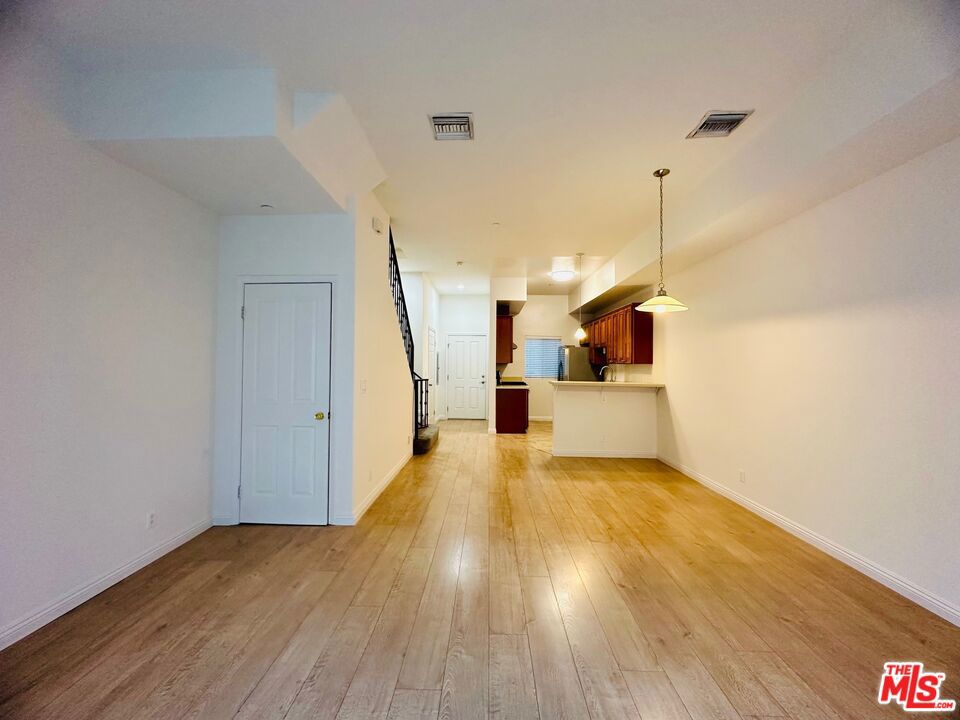 https://media.crmls.org/mediaz/7ac36702-6557-4524-a88b-c0be599fdea1.jpg?preset=X-Large