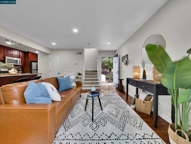 2033 Sierra Rd, Concord CA: https://media.crmls.org/mediaz/7ac3a65b-35f6-4fbb-840c-235421850086.jpg