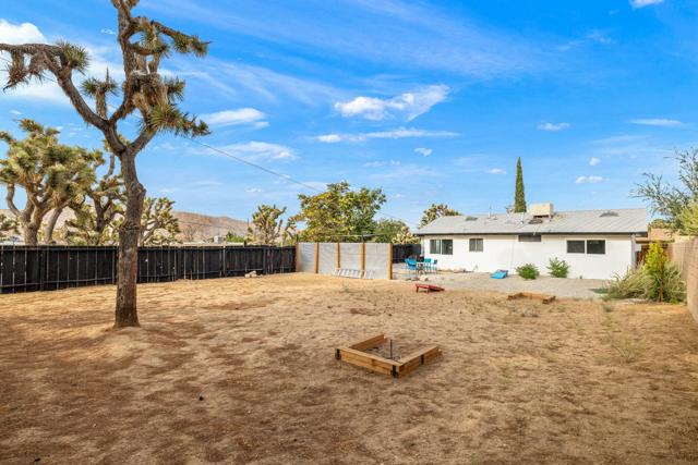 7780 Jemez Trail, Yucca Valley CA: https://media.crmls.org/mediaz/7ac45f3a-122b-4d7d-81d1-12963180322f.jpg