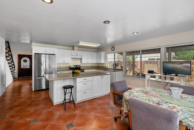 1387 Don Carlos Ct, Chula Vista CA: https://media.crmls.org/mediaz/7ac54e3d-bf66-40c5-bbfb-5b4cb5f38734.jpg