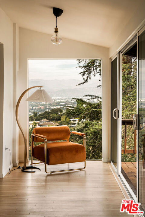 3720 Alta Mesa Drive, Studio City CA: https://media.crmls.org/mediaz/7ac586c9-d9fd-48f8-9e21-66c68aa5686c.jpg