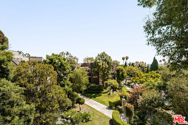 950 N Kings Road, West Hollywood CA: https://media.crmls.org/mediaz/7ac6c164-7726-4665-85bb-8fff99d44e22.jpg