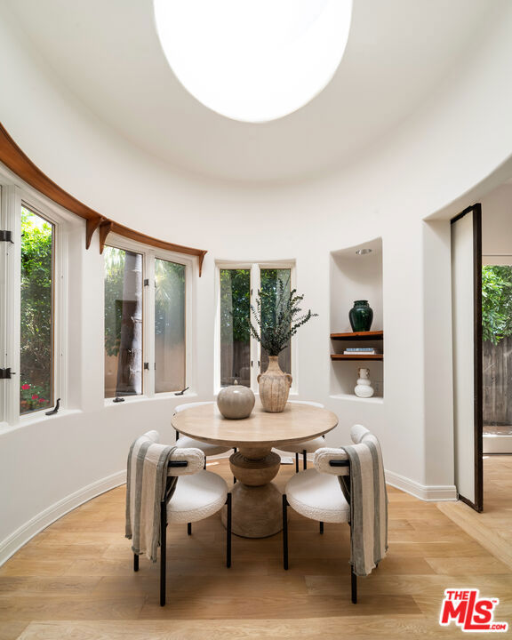 23349 Malibu Colony Road, Malibu CA: https://media.crmls.org/mediaz/7ac6e3d1-dd14-482e-83fb-edb1bbf0fd94.jpg