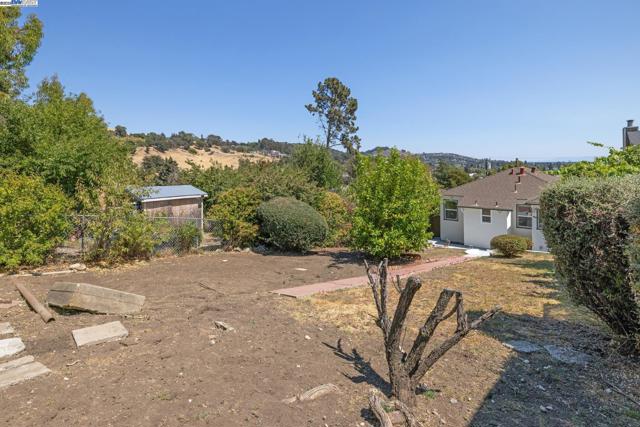 2643 99Th Ave, Oakland CA: https://media.crmls.org/mediaz/7ac78c81-fe78-479e-8489-03d8afbe972b.jpg