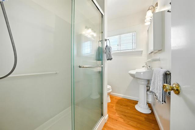 2539 Grande Vista Ave, Oakland CA: https://media.crmls.org/mediaz/7ac94d73-b84c-452d-94e8-978507ac88f3.jpg