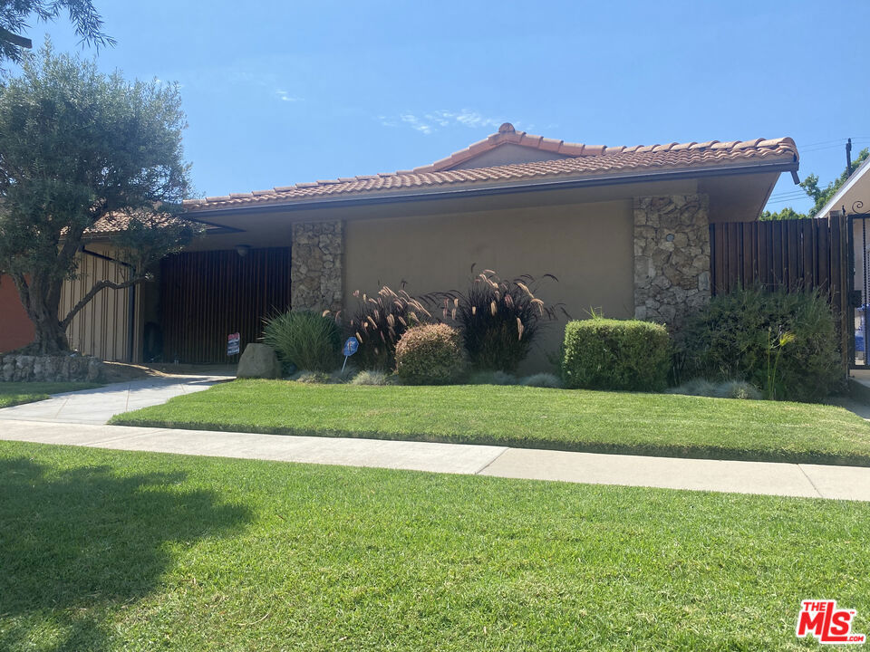 6633 S Sherbourne Drive