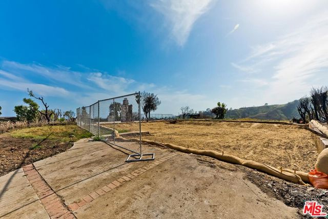 917 Enchanted Way, Pacific Palisades CA: https://media.crmls.org/mediaz/7aca0673-0cfa-4210-9b95-e63e6211eef0.jpg