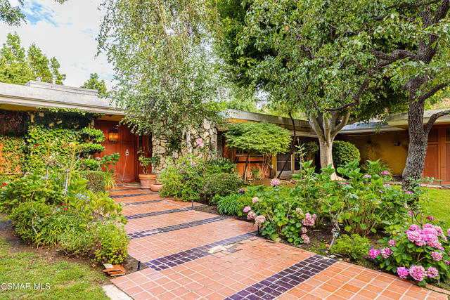 9966 Liebe Drive Beverly Hills, California Liebe means 'love', and over the years, there have been much love and beautiful memories made at 9966 Liebe Drive in Beverly Hills. At just under 3,000 square feet, the four-bedroom, three-bathroom, ranch-style residence is at the end of a long driveway tucked away in a secluded cul-de-sac resting on a generous +/-1.4 AC lot. The original 1960 mid-century floor plan lays the foundation for a stunning 'after,' the hillside gem is ready for a new owner who will appreciate its legacy while looking to make the home a bespoke retreat. 9966 Liebe sits right off Benedict Canyon Drive, adjacent to Bel Air, only a short distance from Beverly Glen Park, Mulholland Drive, and the world-famous Getty Center.