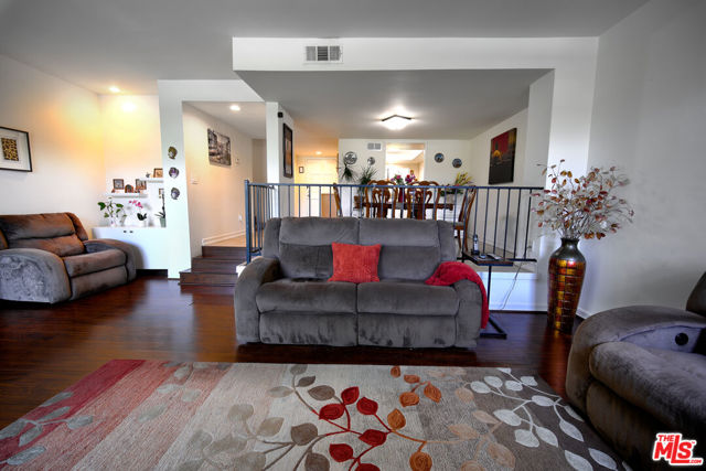 11911 Magnolia Boulevard, Valley Village CA: https://media.crmls.org/mediaz/7acbfa08-4c11-4973-bcf5-b15f5458585d.jpg